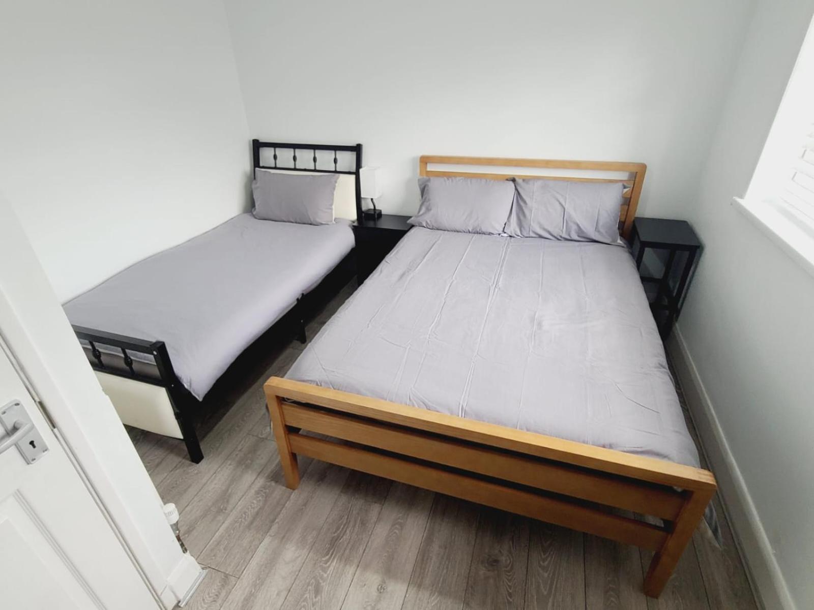 Roomz-Gatwick-London-Airport Parking-Travel Service Ifield Kültér fotó