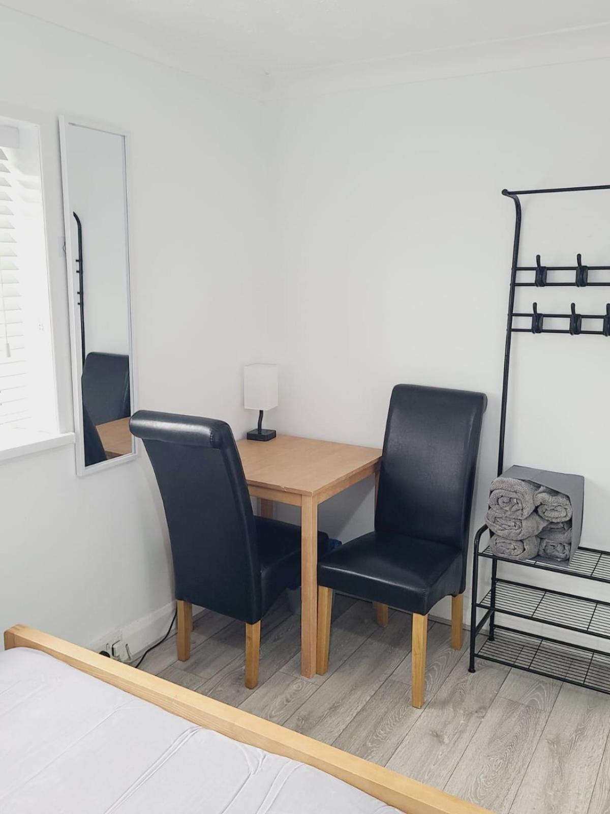 Roomz-Gatwick-London-Airport Parking-Travel Service Ifield Kültér fotó
