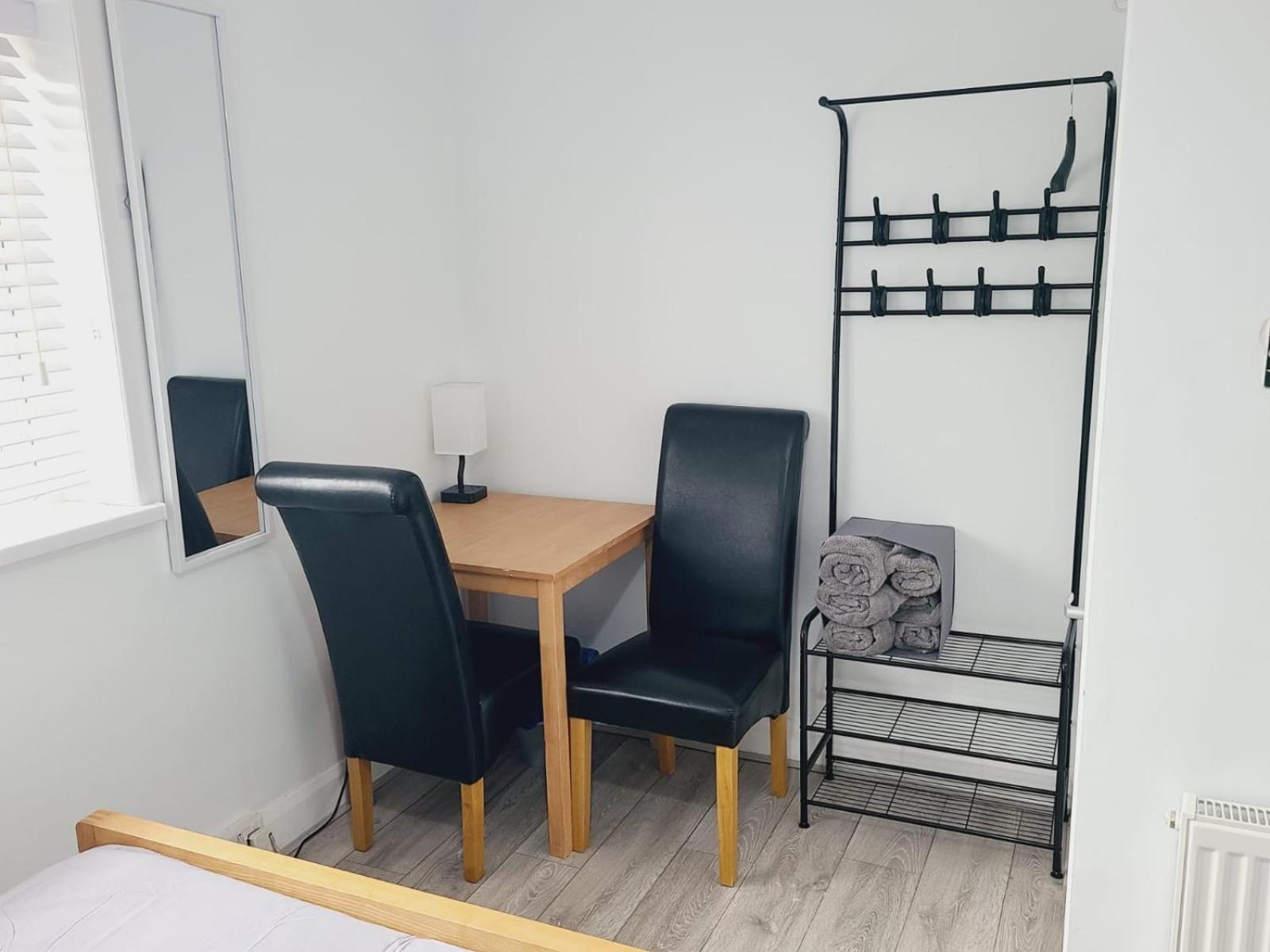 Roomz-Gatwick-London-Airport Parking-Travel Service Ifield Kültér fotó