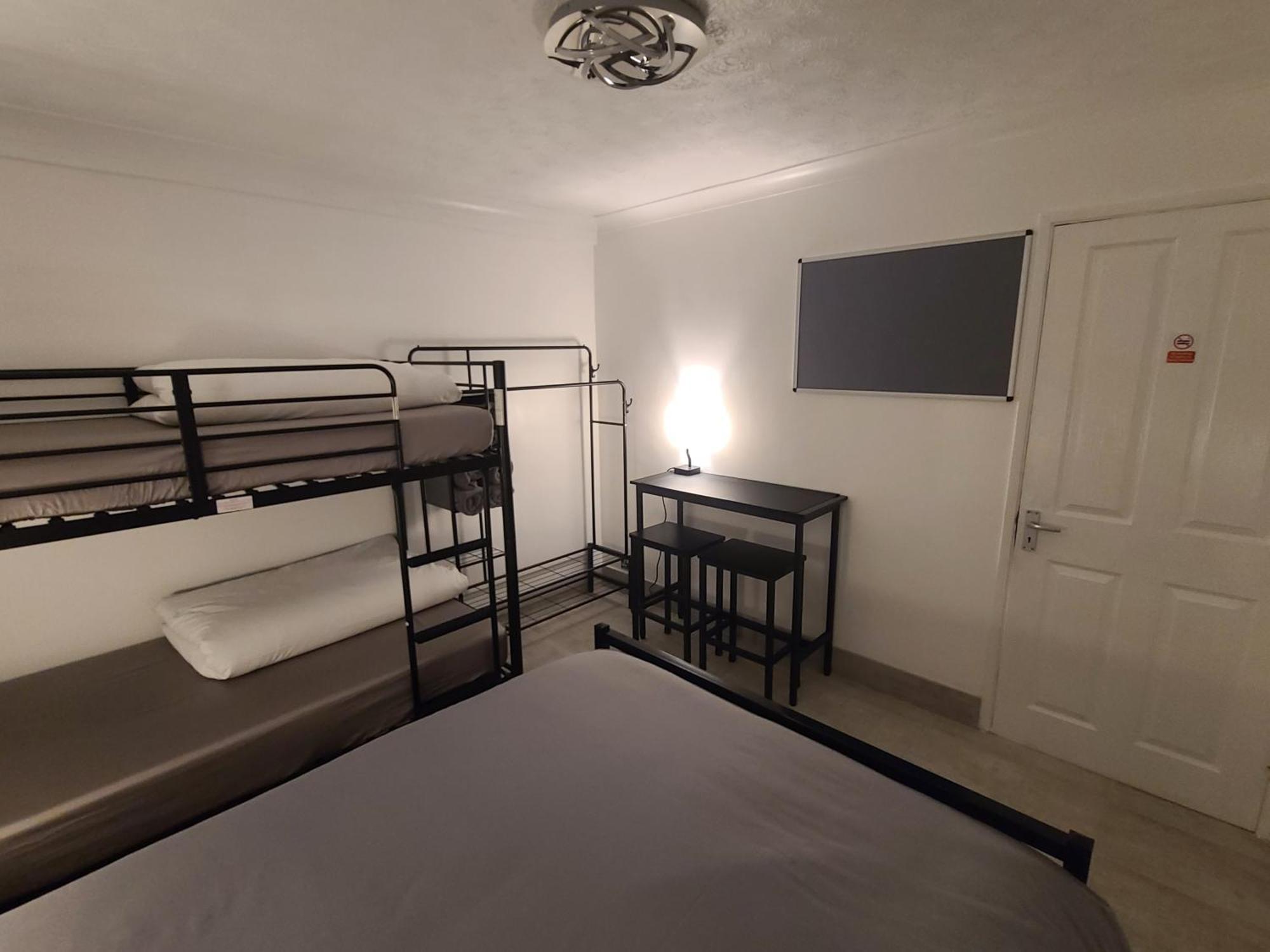 Roomz-Gatwick-London-Airport Parking-Travel Service Ifield Kültér fotó
