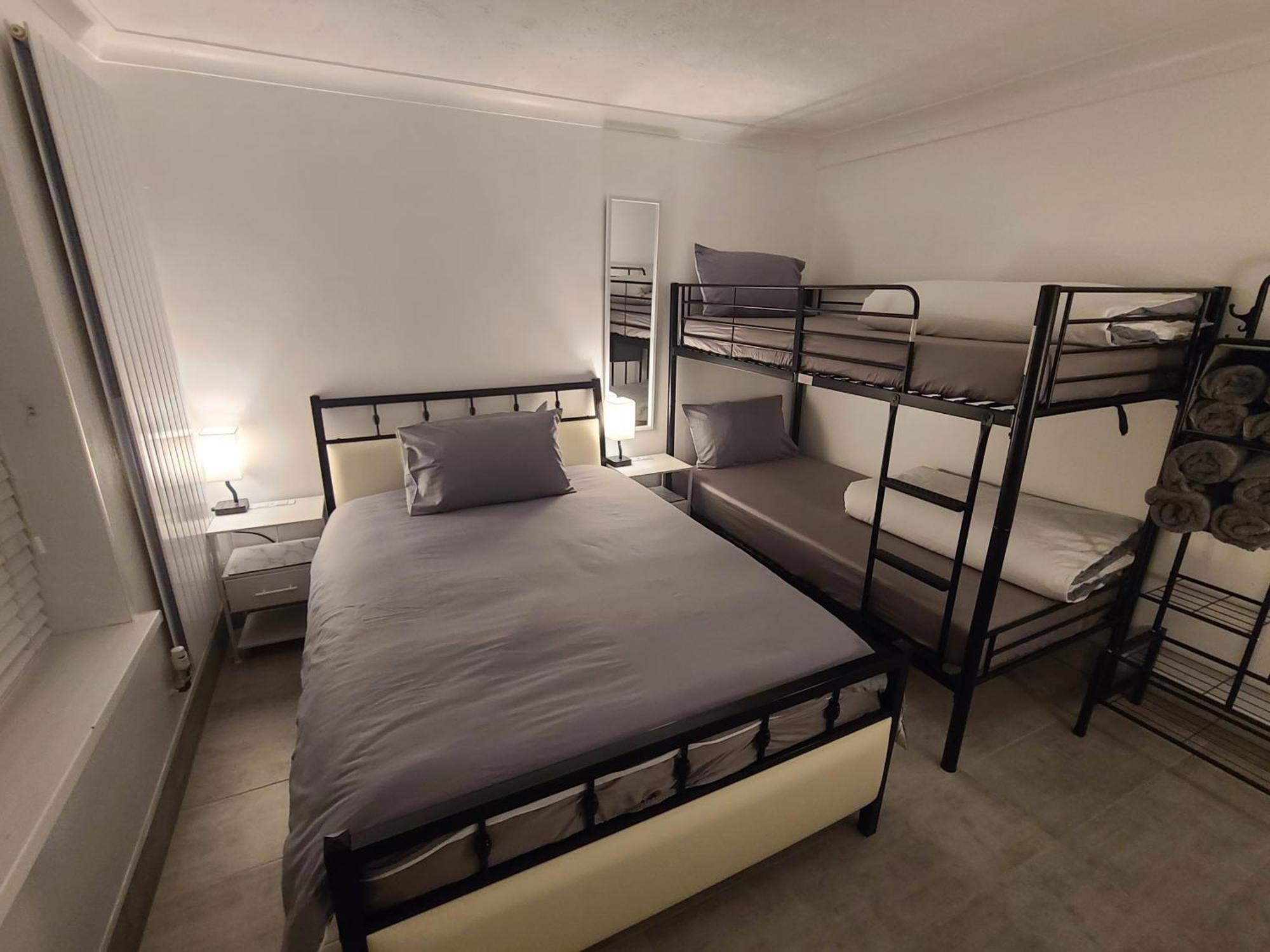 Roomz-Gatwick-London-Airport Parking-Travel Service Ifield Kültér fotó