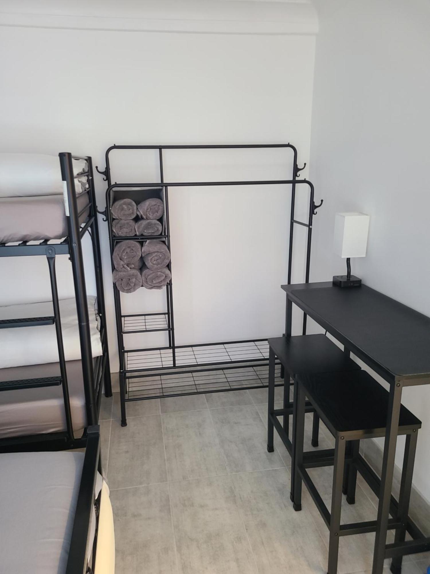 Roomz-Gatwick-London-Airport Parking-Travel Service Ifield Kültér fotó