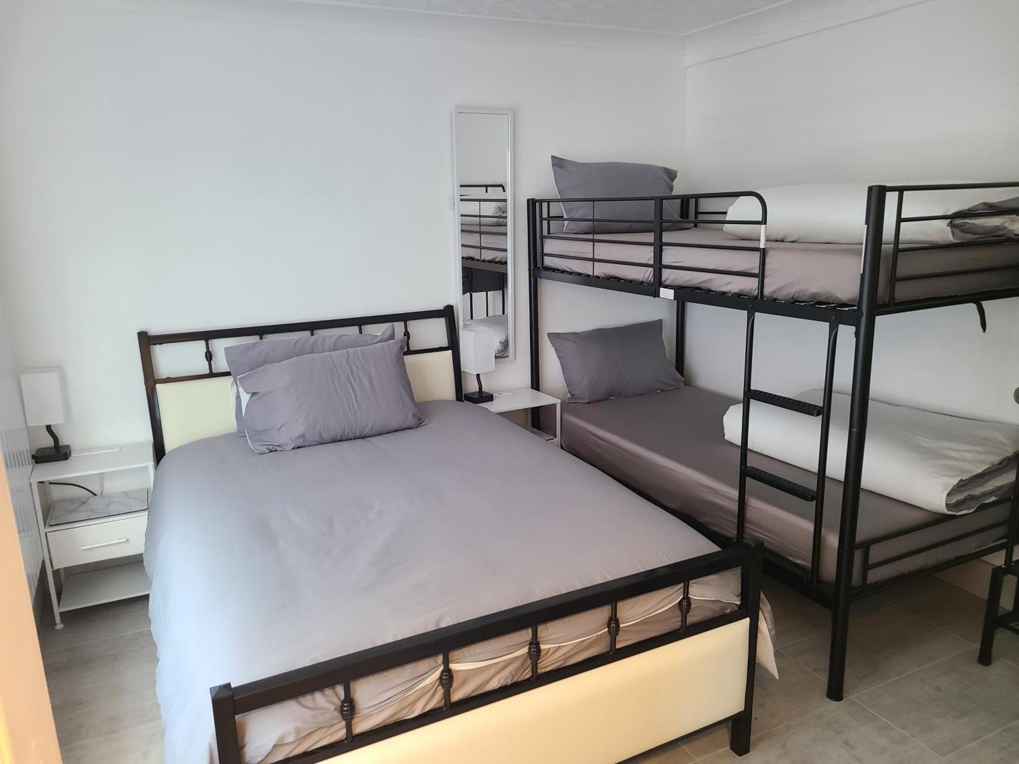 Roomz-Gatwick-London-Airport Parking-Travel Service Ifield Kültér fotó